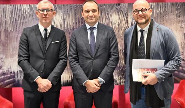 Mathieu Jouvin (sovrintendente), Stefano Lo Russo (sindaco di Torino) e Sebastian Schwarz (direttore artistico)