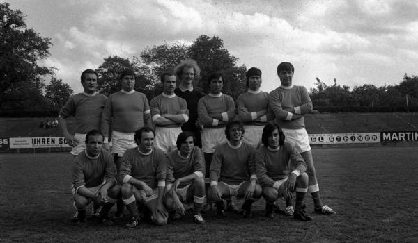 Claudio Abbado con la squadra di calcio della Scala