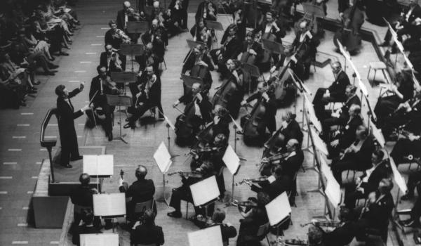 Guido Cantelli dirige la Philharmonia Orchestra (Foto Paul Wilson/Warner Classics)