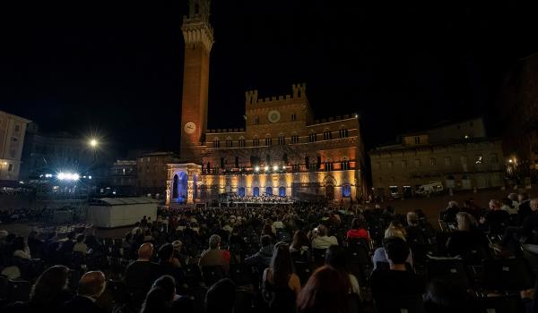 Concerto in Piazza del Campo ( Foto Roberto Testi)