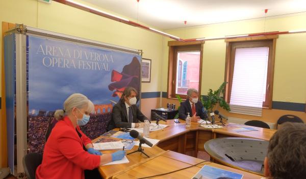 Cecilia Gasdia e il sindaco Sboarina alla conferenza stampa (Foto Ennevi)