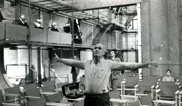 Luigi Nono durante l'allestimento di Prometeo, Chiesa di San Lorenzo 1984 (Foto Lorenzo Capellini, courtesy Archivio della Biennale)