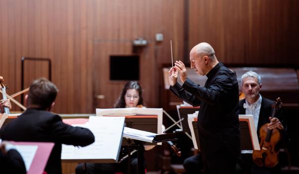 L'OPV e Marco Angius (Foto Camiboro soconcerti) L'OPV e Marco Angius (Foto Camiboro soconcerti)
