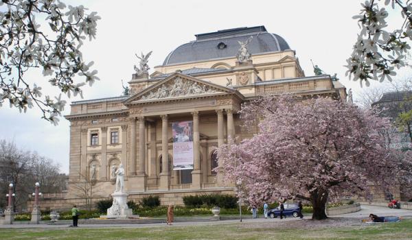 Hessisches Staatsheater di Wiesbaden (Foto Martin Kaufhold) Hessisches Staatsheater di Wiesbaden (Foto Martin Kaufhold)