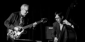 Bill Frisell e Thomas Morgan (foto John Rogers - ECM Records)