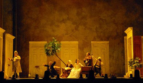 Una scena dal finale del I atto (Foto Andrea Kremper) Una scena dal finale del I atto (Foto Andrea Kremper)