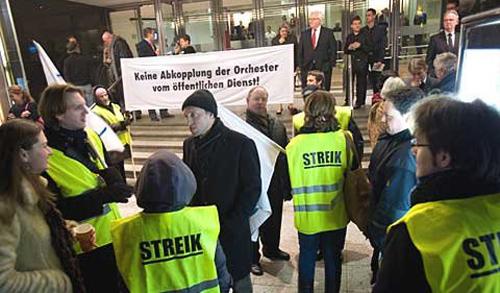I lavoratori dell'orchestra in sciopero (foto Oeser/Frankfurter Rundschau)