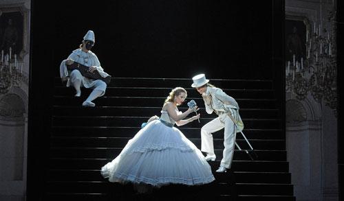 Uli Kirsch con Diana Damrau e Sophie Koch nel II atto (foto Andrea Kremper/Festspielhaus Baden-Baden) Uli Kirsch con Diana Damrau e Sophie Koch nel II atto (foto Andrea Kremper/Festspielhaus Baden-Baden)