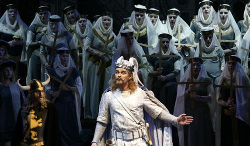 Klaus Florian Vogt (Lohengrin) e il coro della Staatsoper Unter der Linden (foto Karl Fo)