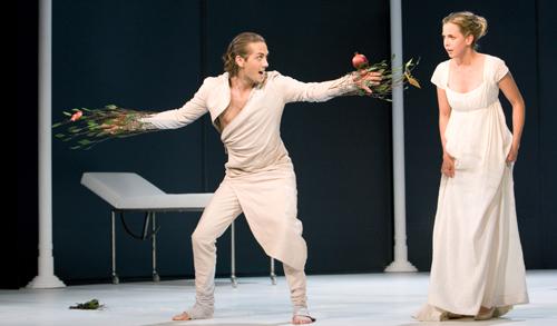 Mojca Erdmann (Proserpina) e Christian Natter (Pluto). Foto: Martina Pipprich/Schwetzinger Festspiele Mojca Erdmann (Proserpina) e Christian Natter (Pluto). Foto: Martina Pipprich/Schwetzinger Festspiele