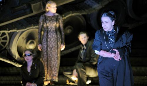 (da sinistra a destra) Marcell Bakonyi (Varo), Hilke Andersen (Onoria), Netta Or (Fulvia) e Rosa Bove (Valentiniano). Foto Monika Ritterhaus (da sinistra a destra) Marcell Bakonyi (Varo), Hilke Andersen (Onoria), Netta Or (Fulvia) e Rosa Bove (Valentiniano). Foto Monika Ritterhaus