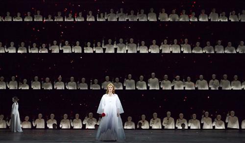 Mary Mills (Elsa) e il coro della Staatsoper di Stoccarda (foto A.T. Schaefer)