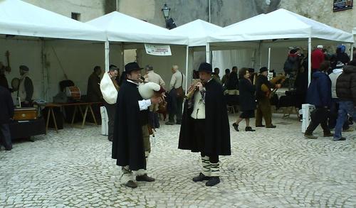 Zampognari nella piazza di Maranola, foto Daniele Bergesio