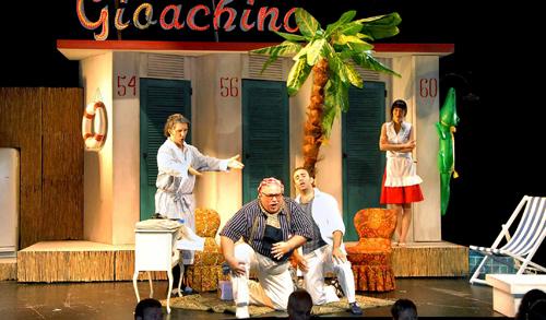 Ugo Guagliardo, Bruno Praticò, Filippo Adami e Wakako Ono nel "Signor Bruschino" (foto Annette Wandel)