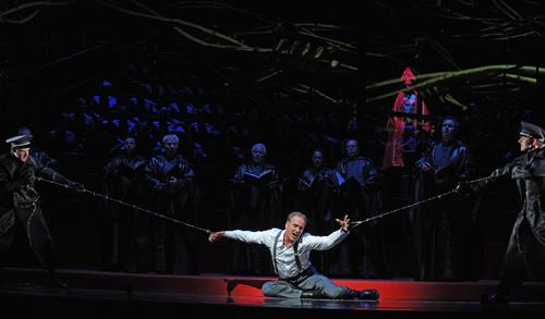 Una scena del primo atto di Palestrina (al centro: Kurt Streit). Foto: Barbara Aumüller Una scena del primo atto di Palestrina (al centro: Kurt Streit). Foto: Barbara Aumüller