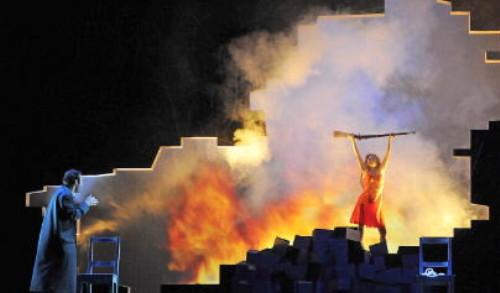 Nikolai Schukoff (Don José) e Rinat Shaham (Carmen) nel finale del primo atto di "Carmen" (foto Festspielhaus Baden-Baden/Andrea Kremper)