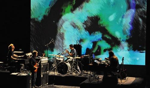 John Paul Jones e Supersilent (Helge Sten, Ståle Storløkken, Arve Henriksen - foto Luca Vitali) John Paul Jones e Supersilent (Helge Sten, Ståle Storløkken, Arve Henriksen - foto Luca Vitali)