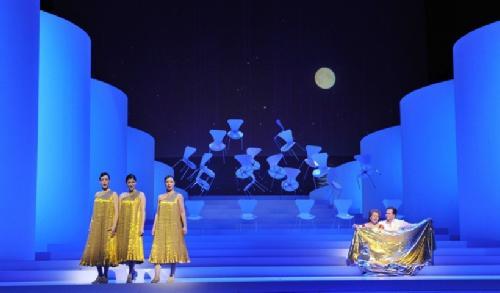 a sinistra Christina Landshamer (Najade), Rachel Frenkel (Dryade), Lenneke Ruiten (Echo), a destra Renée Fleming (Ariadne) con Robert Dean Smith (Bacchus). La foto è di Markus Kaesler/Festspielhaus Baden-Baden.