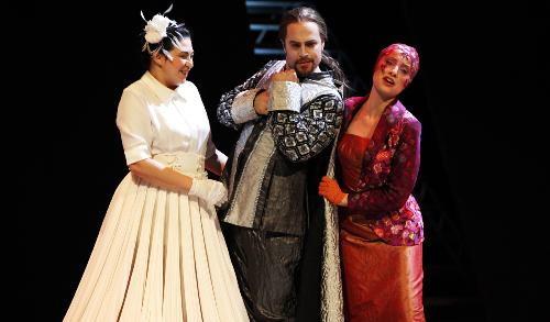 (da sinistra a destra): Beschreibung: Yetzabel Arias Fernandez (Rossane), Lawrence Zazzo (Alessandro) e Raffaella Milanesi (Lisaura). La foto è di Markus Kaesler