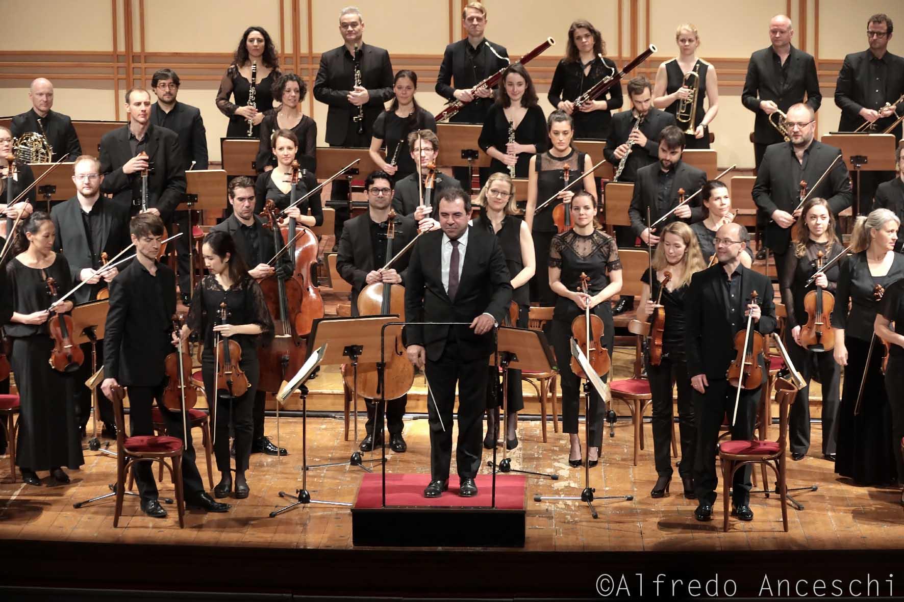 Daniele Gatti - Mahler Chamber Orchestra (Foto Alfredo Anceschi) Daniele Gatti - Mahler Chamber Orchestra (Foto Alfredo Anceschi)