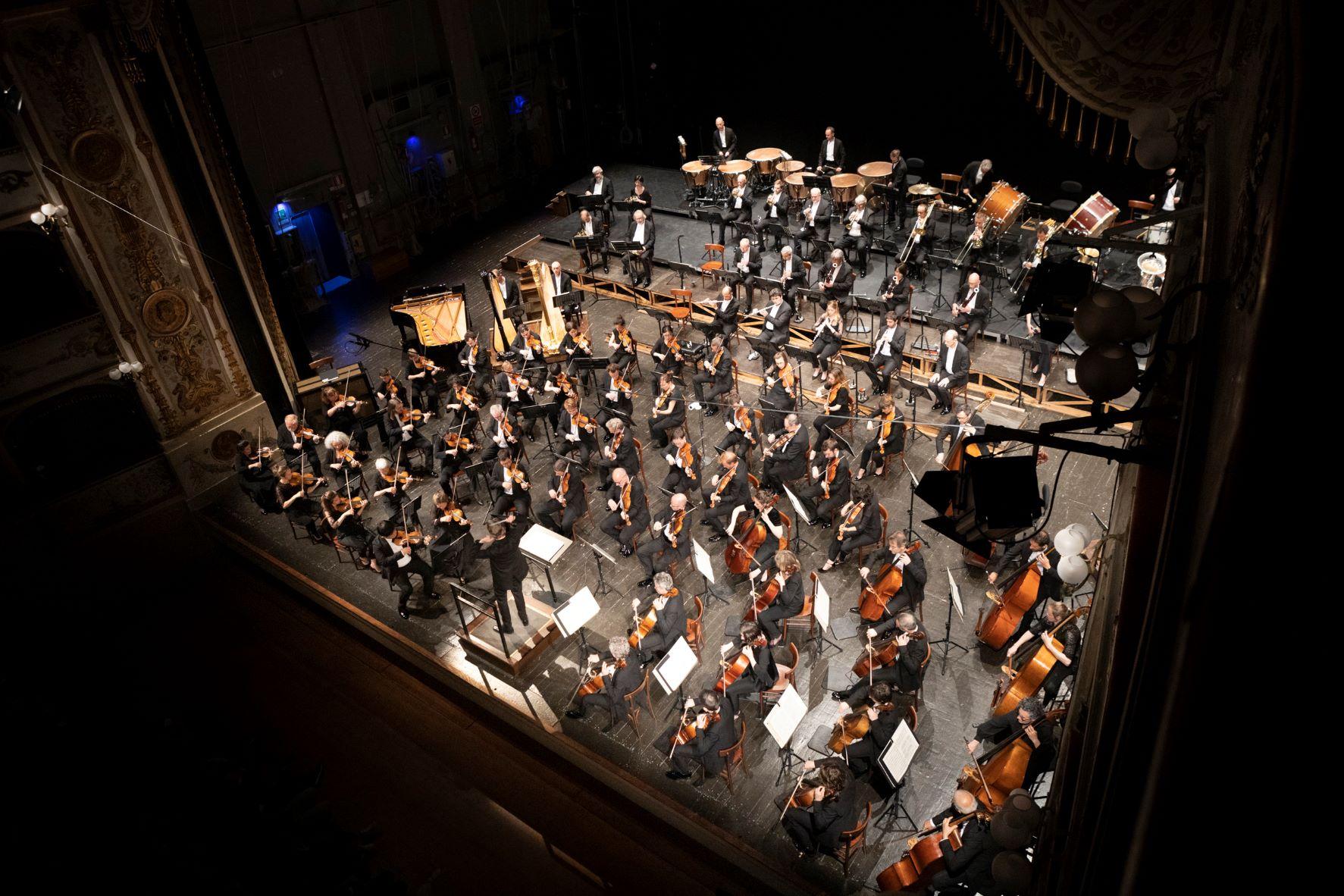 Esa-Pekka Salonen e l’Orchestre de Paris (foto Marco Caselli Nirmal - Ferrara Musica) Esa-Pekka Salonen e l’Orchestre de Paris (foto Marco Caselli Nirmal - Ferrara Musica)