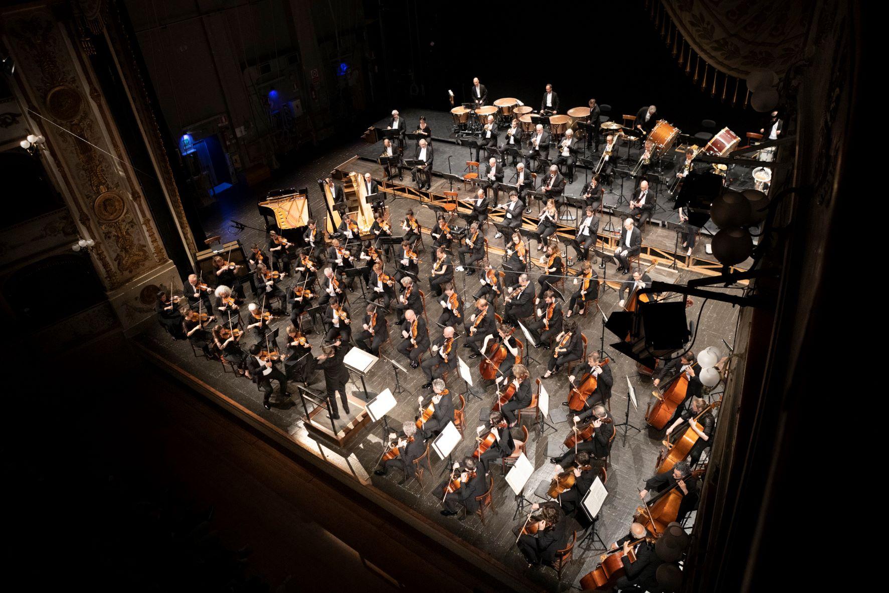 Esa-Pekka Salonen e l’Orchestre de Paris (foto Marco Caselli Nirmal - Ferrara Musica)