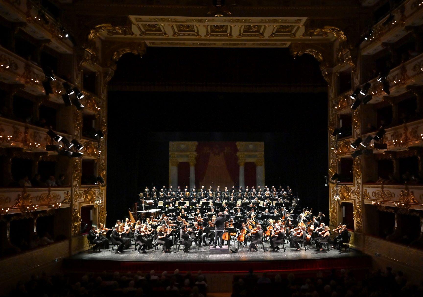 Daniele Gatti - Orchestra e Coro Maggio Musicale Fiorentino (foto Roberto Ricci - Teatro Regio di Parma) Daniele Gatti - Orchestra e Coro Maggio Musicale Fiorentino (foto Roberto Ricci - Teatro Regio di Parma)