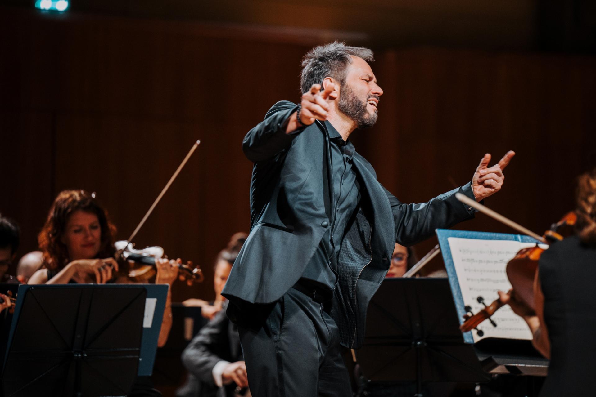 Josep Vicent – Filarmonica Toscanini (foto Luca Pezzani) Josep Vicent – Filarmonica Toscanini (foto Luca Pezzani)