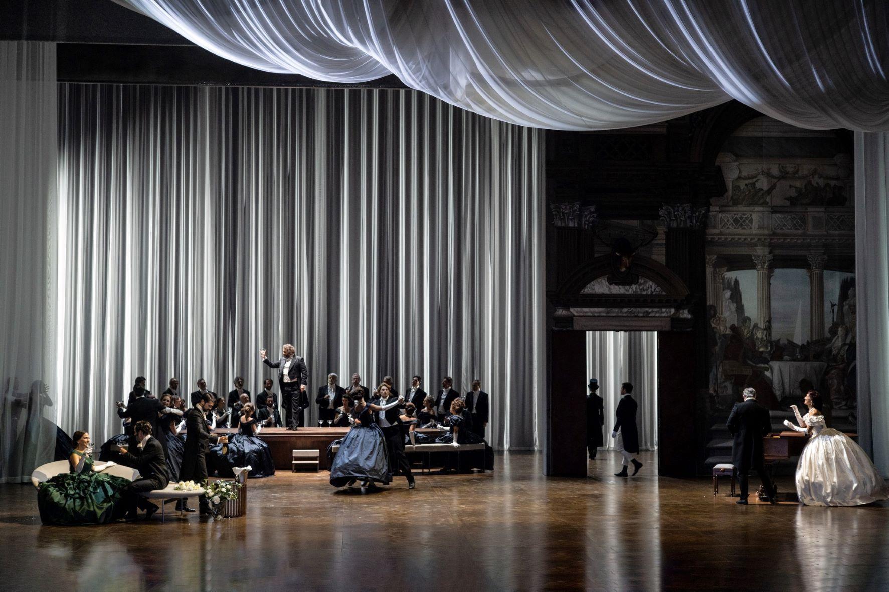 "La traviata" (foto Luca Del Pia - LAC Lugano Arte e Cultura)