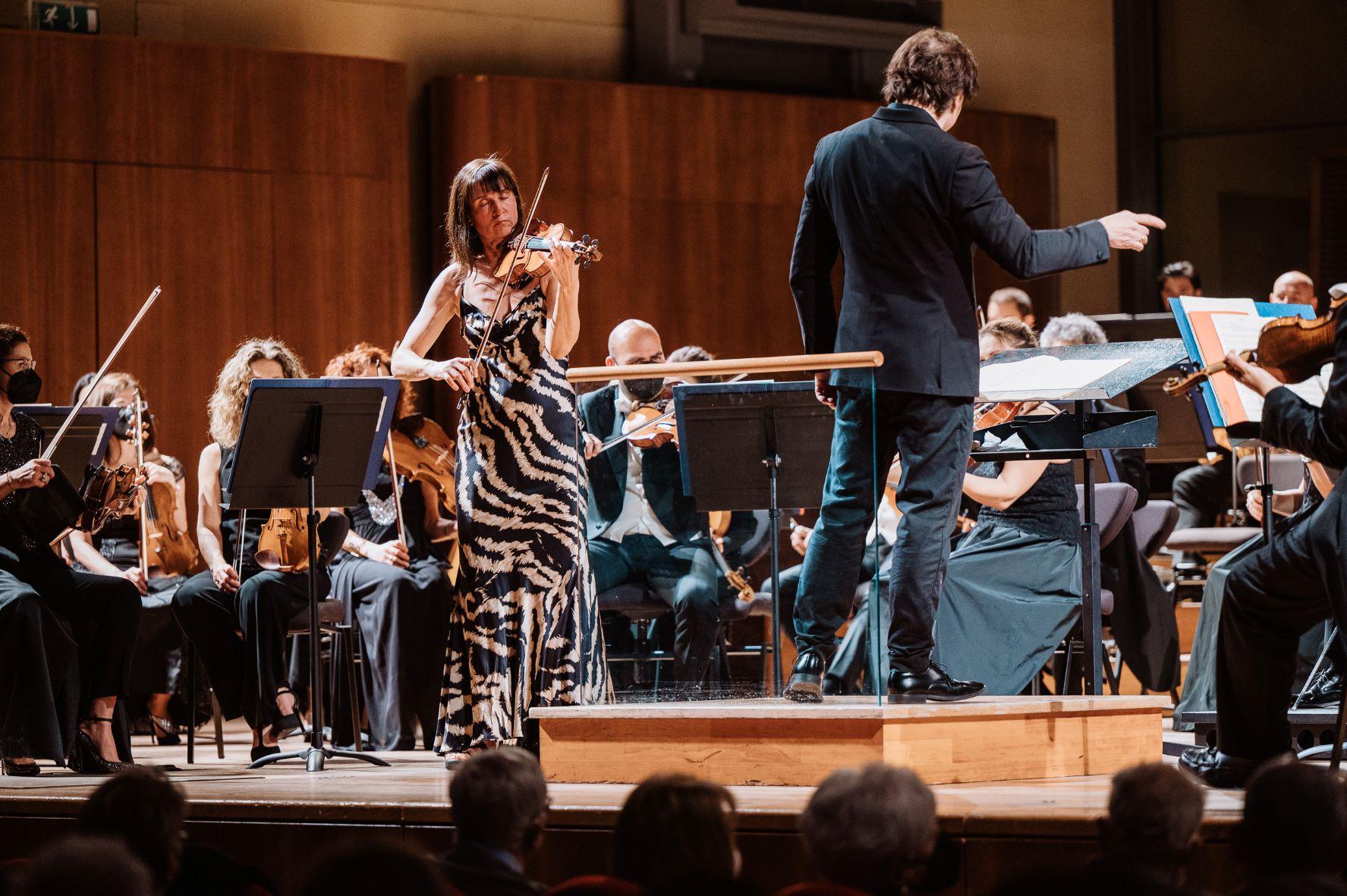 Viktorija Mullova - Kristjan Järvi - Filarmonica Arturo Toscanini (foto Luca Pezzani) Viktorija Mullova - Kristjan Järvi - Filarmonica Arturo Toscanini (foto Luca Pezzani)