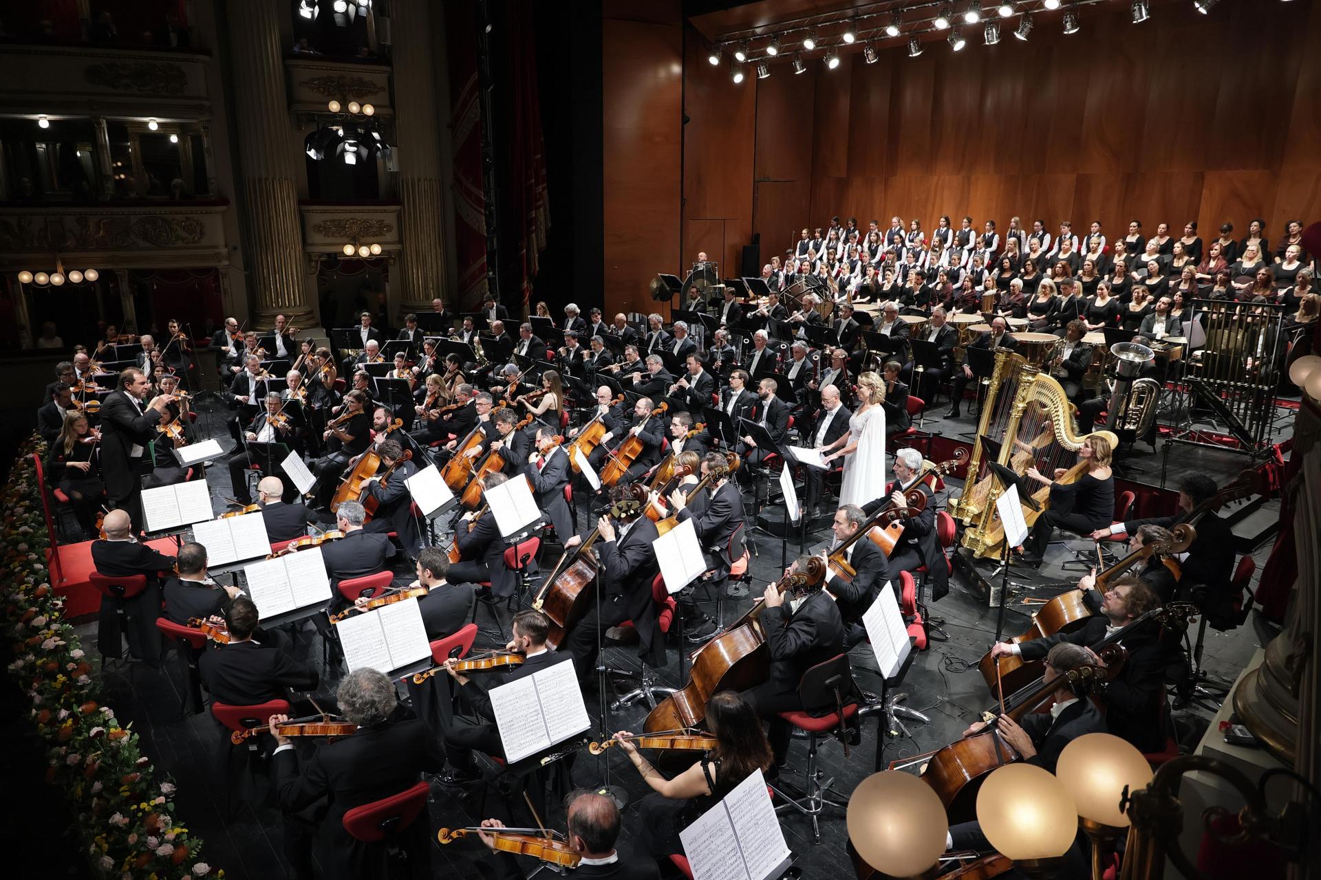 Gatti e l'Orchestra della Scala ( Foto Brescia e Amisano)