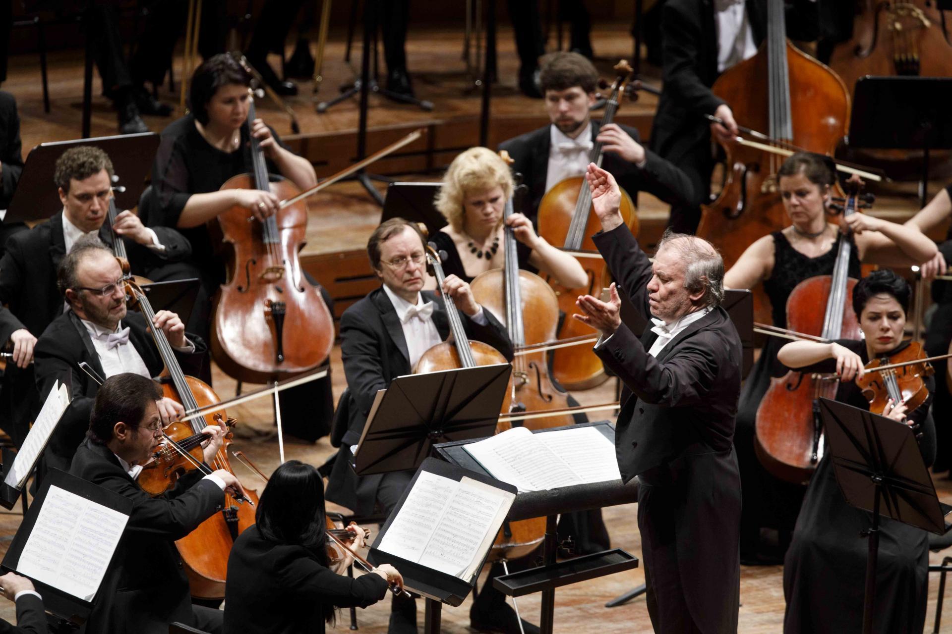 Gergiev e l’orchestra del Mariinskij nelle Sinfonie di Čaijkovskij