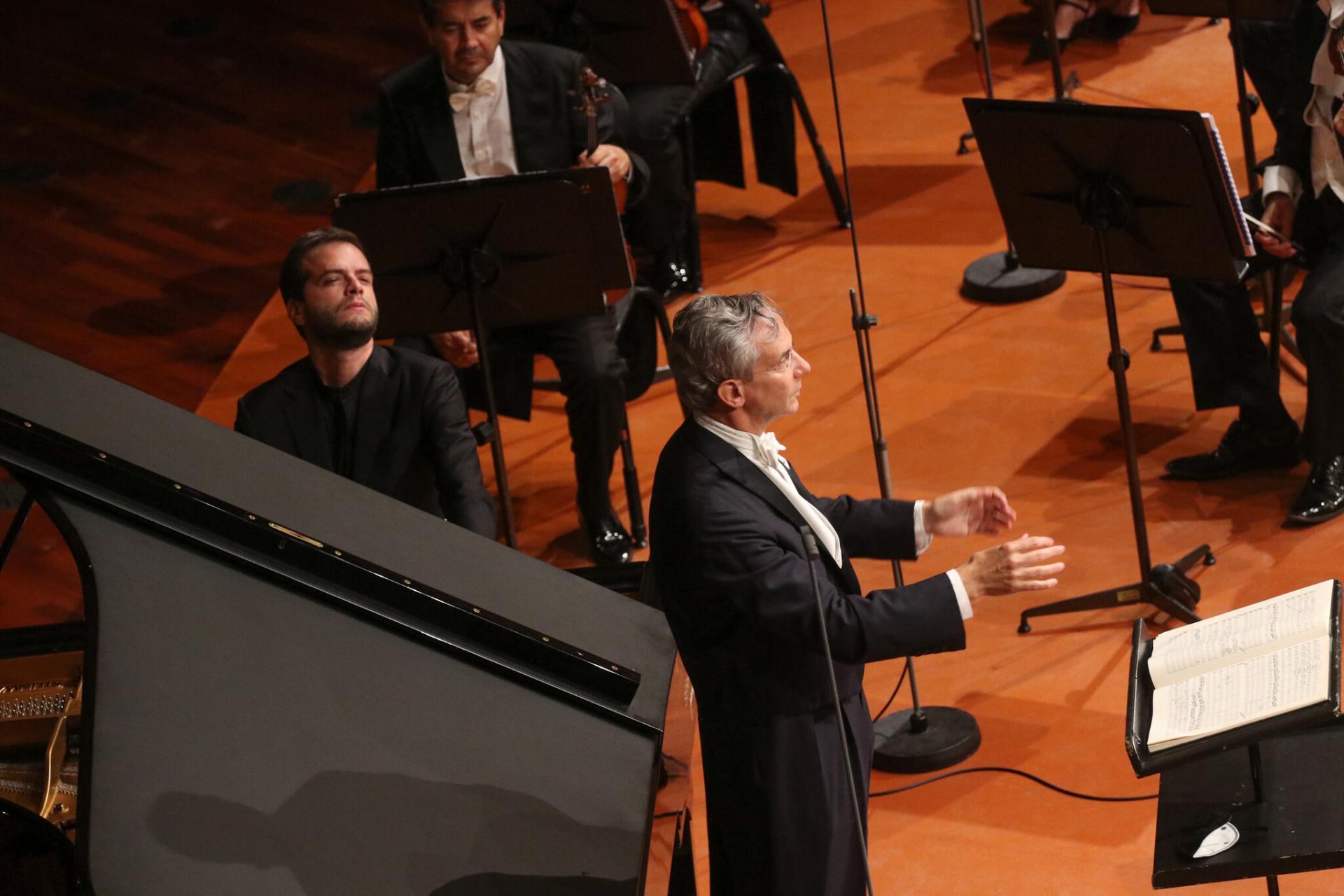 Fabio Luisi, Francesco Piemontesi e l'Osn Rai (Foto Gianluca Platania)