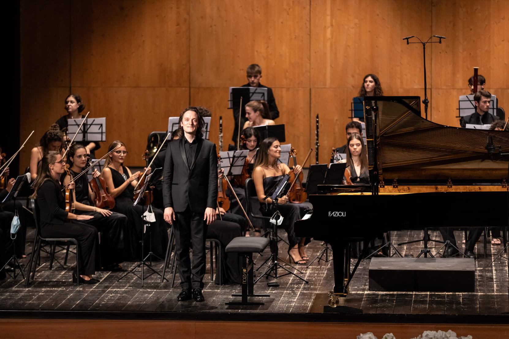 Alessandro Taverna e l'Orchestra Giovanile Italiana Alessandro Taverna e l'Orchestra Giovanile Italiana
