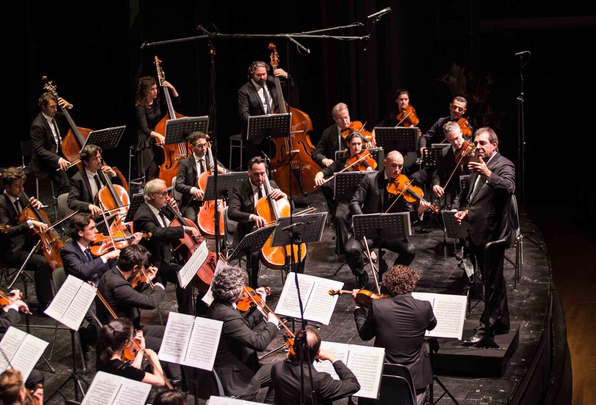 Daniele Gatti e Orchestra Mozart (foto Max Pucciariello) Daniele Gatti e Orchestra Mozart (foto Max Pucciariello)