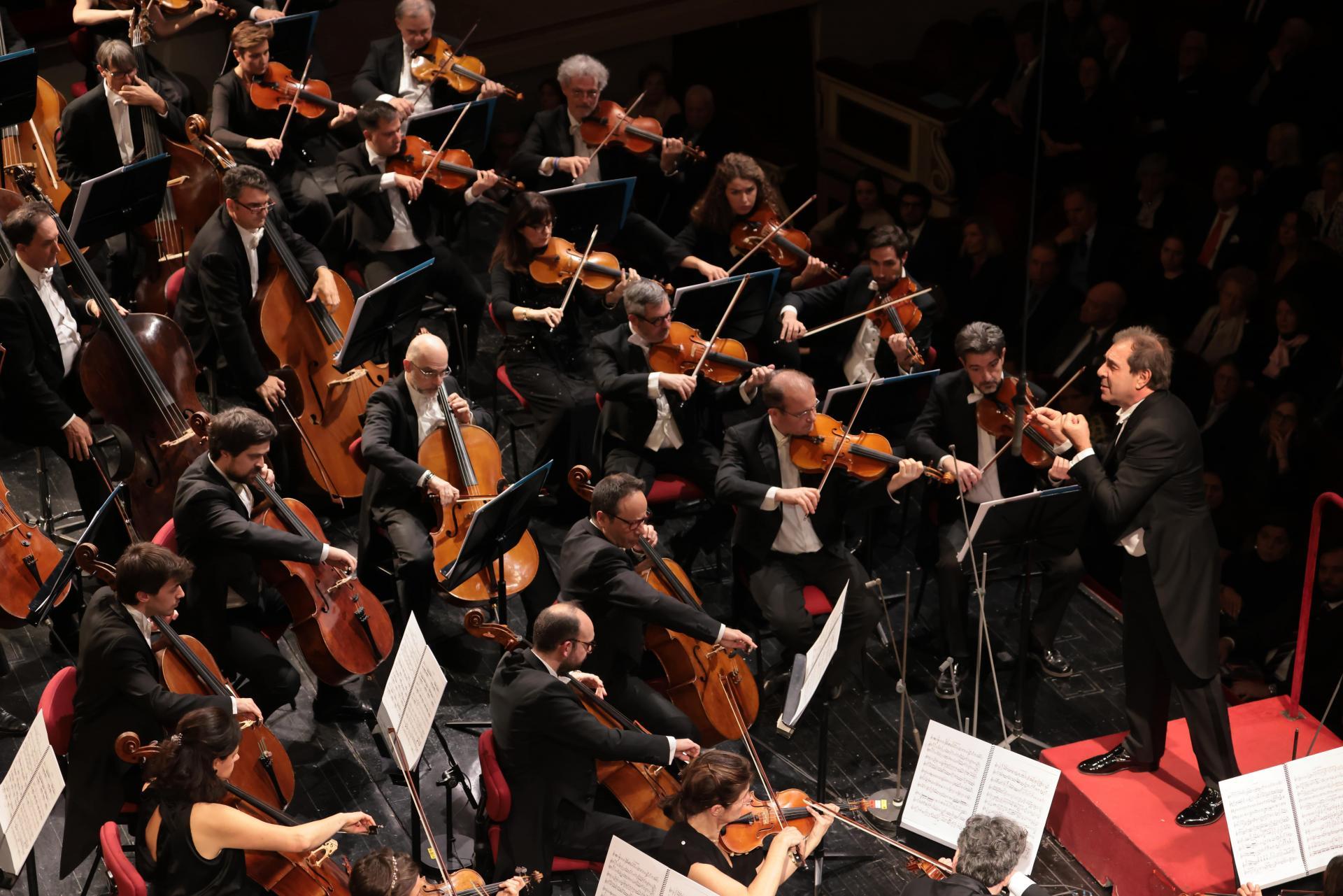 Daniele Gatti e la Filarmonica della Scala (Foto Brescia e Amisano)