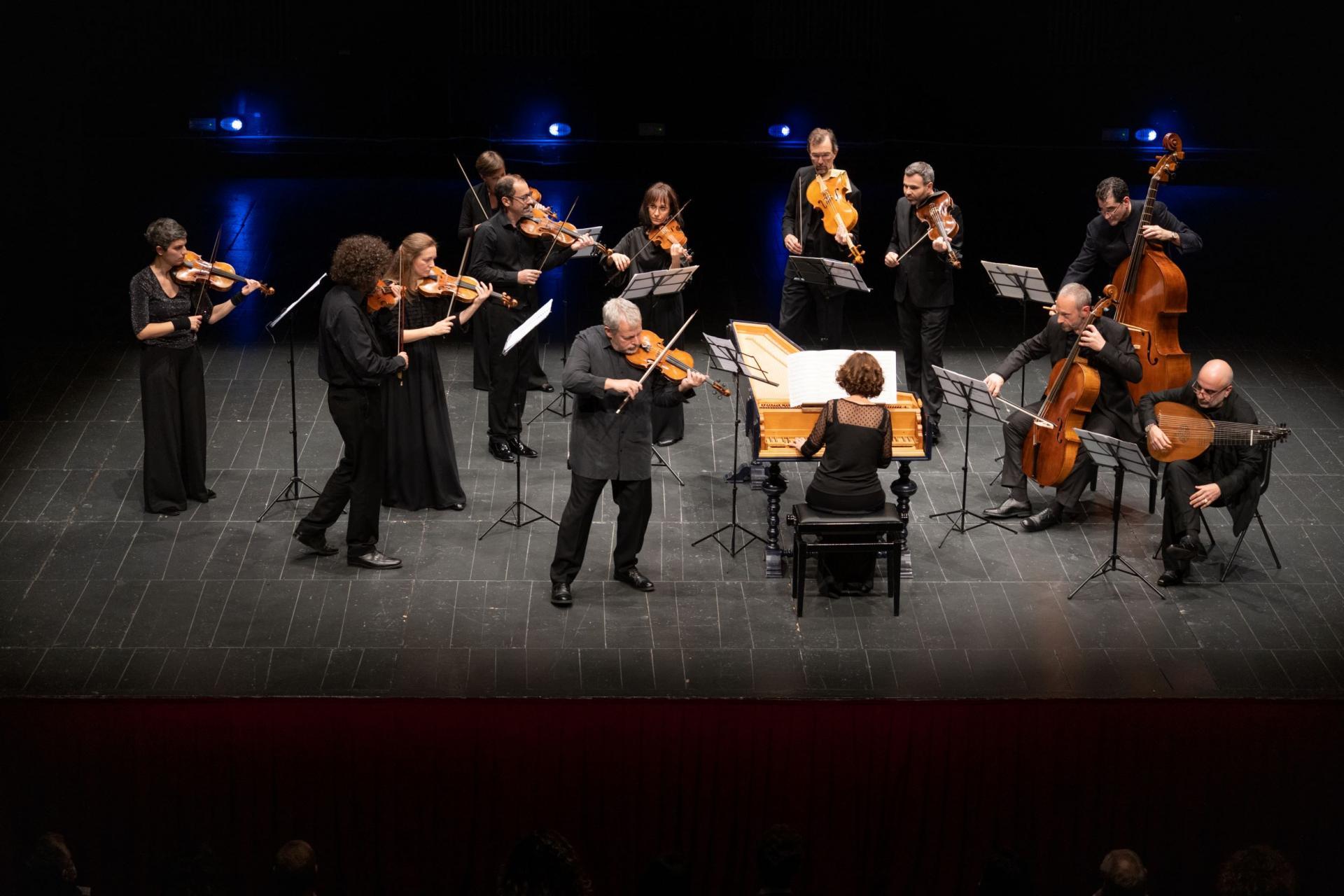 Orchestra Europa Galante, direttore e violino solista Fabio Biondi (foto Andrea Morgillo) Orchestra Europa Galante, direttore e violino solista Fabio Biondi (foto Andrea Morgillo)