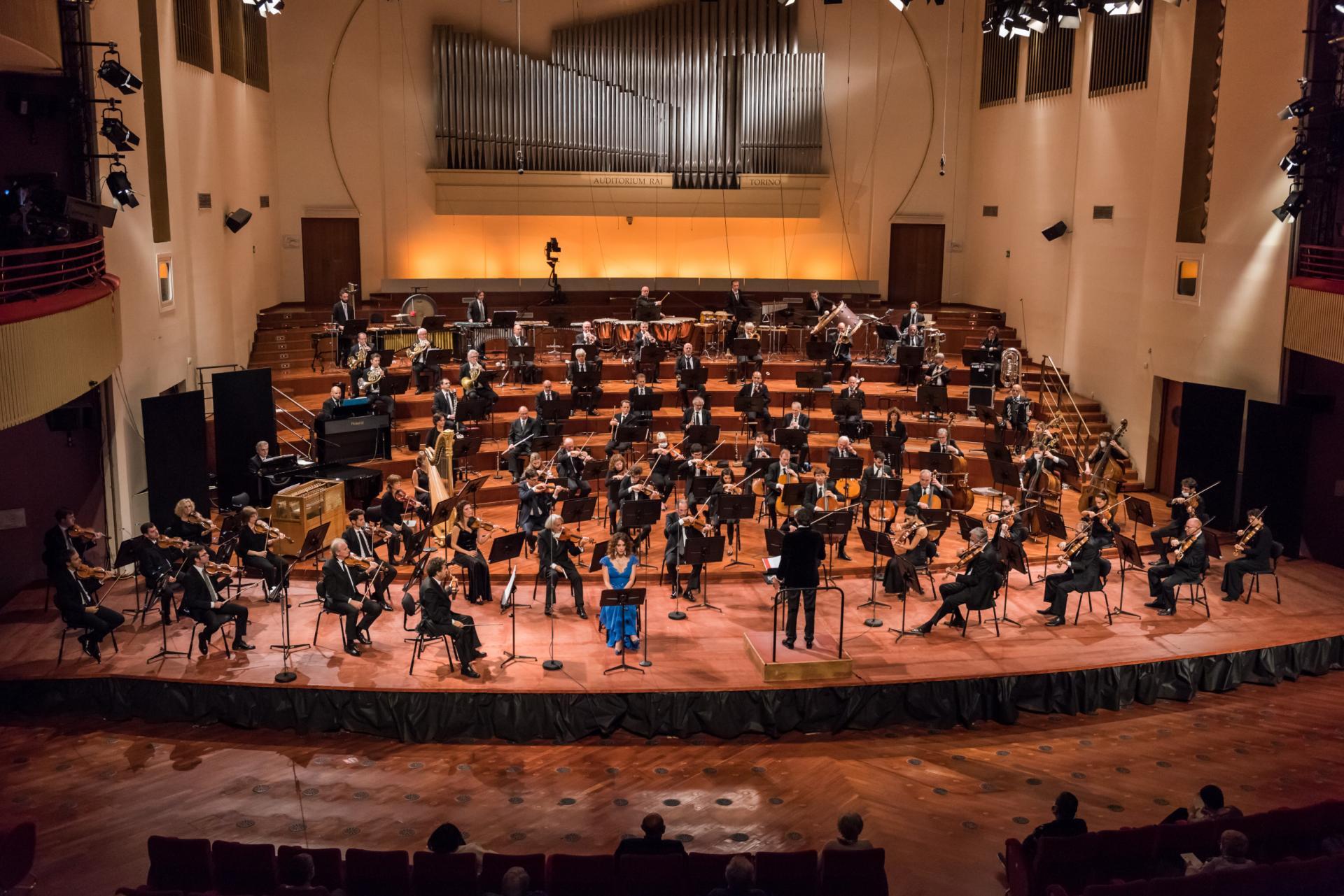 L'Orchestra Sinfonica Nazionale della Rai diretta da Marcello Rota (Foto Più Luce)