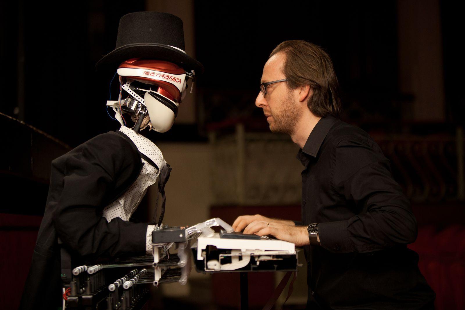 Roberto Prosseda con il robot Teo Tronico