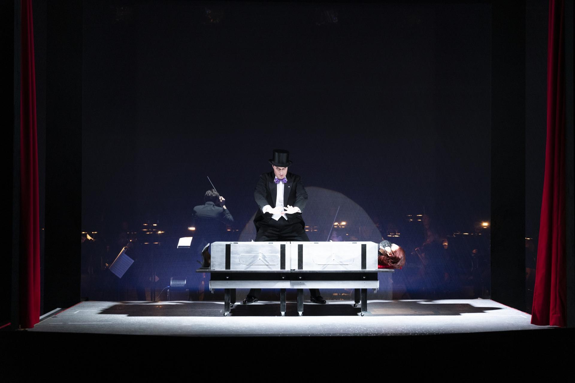 Faust et Hélène (Foto Nils Heck) Faust et Hélène (Foto Nils Heck)