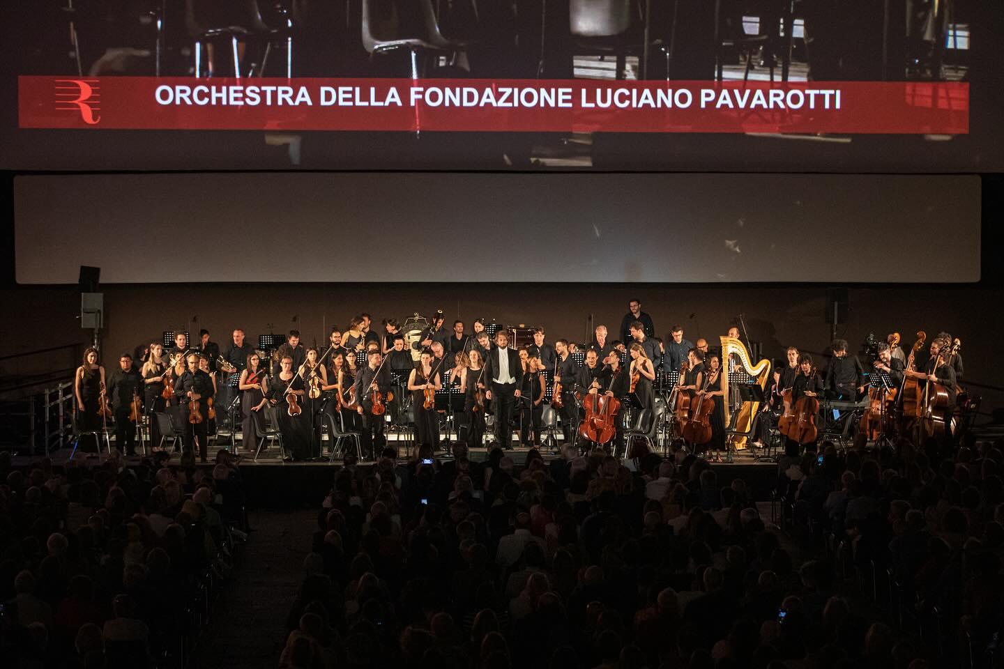 L’Orchestra Fondazione Luciano Pavarotti diretta da Matteo Parmeggiani (Foto Andrea Ranzi) L’Orchestra Fondazione Luciano Pavarotti diretta da Matteo Parmeggiani (Foto Andrea Ranzi)