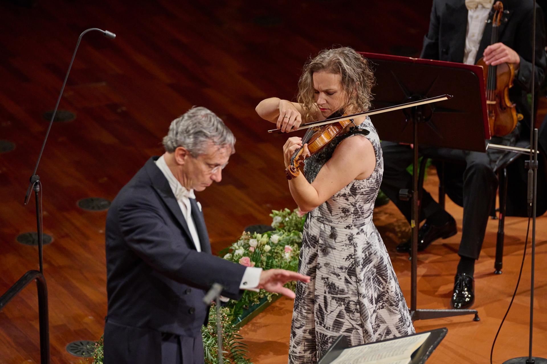 Hilary Hahn e Fabio Luisi con l'Osn Rai (Foto PiùLuce)