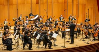 Orchestra Haydn diretta da Michal Nesterowicz (foto Fondazione Haydn)