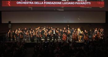 L’Orchestra Fondazione Luciano Pavarotti diretta da Matteo Parmeggiani (Foto Andrea Ranzi)